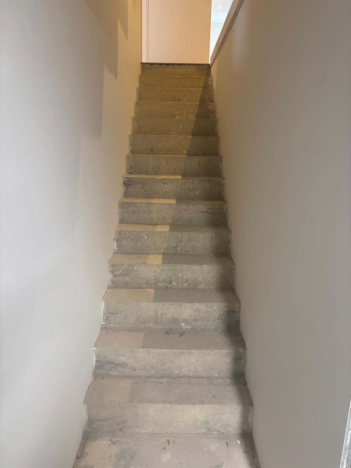 Escalier et travaux de finition avant les travaux