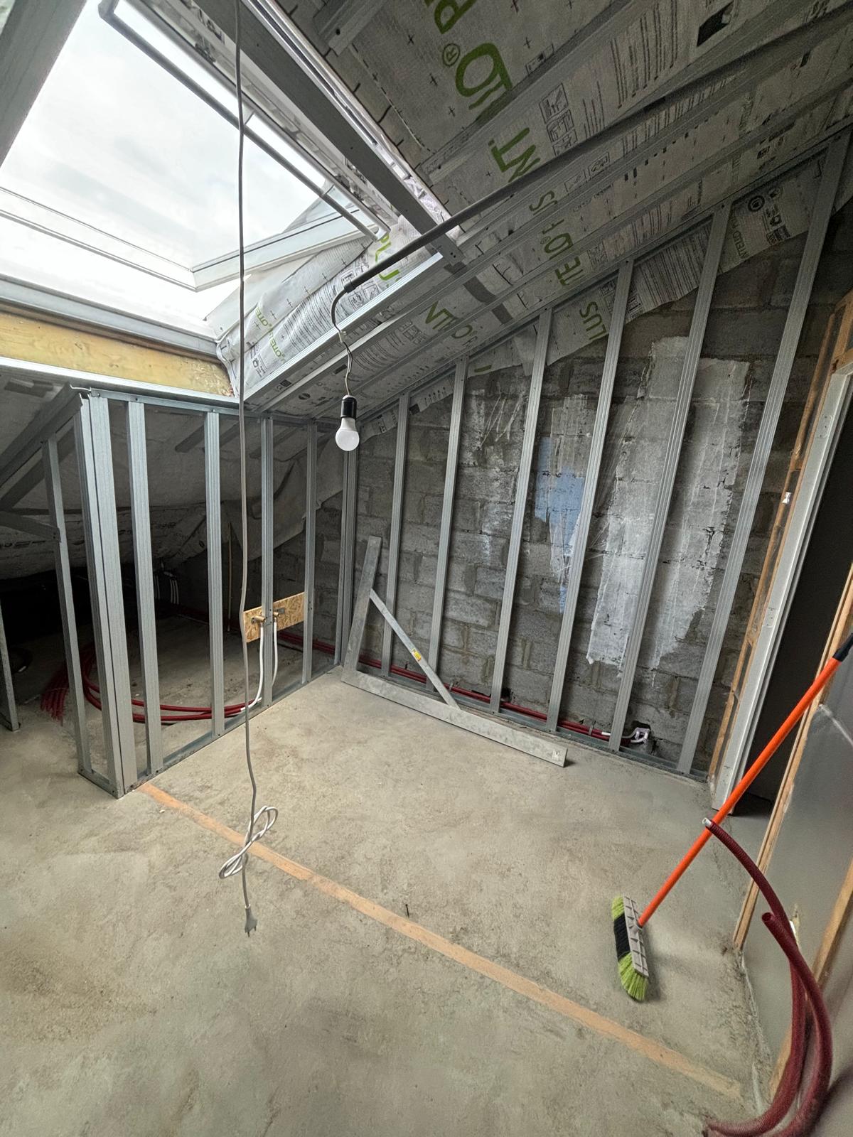 Salle de bain sous toiture avant les travaux